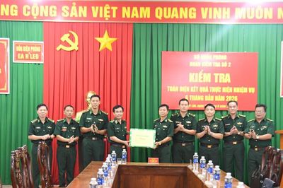 Thiếu tướng Vũ Quốc Ân thăm, động viên cán bộ, chiến sĩ Đồn Biên phòng Ea H'Leo