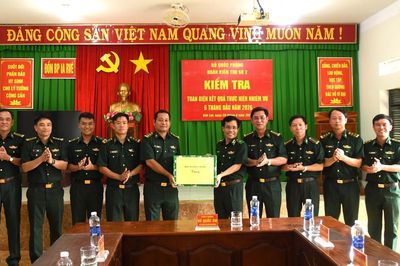 Thiếu tướng Vũ Quốc Ân thăm, động viên cán bộ, chiến sĩ Đồn Biên phòng Ia Rvê