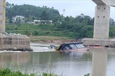 Hai tàu chở hàng bị chìm ở cầu Sông Lô