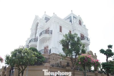 Thuê 'Thần đèn' di dời ngôi biệt thự nguyên khối đồ sộ