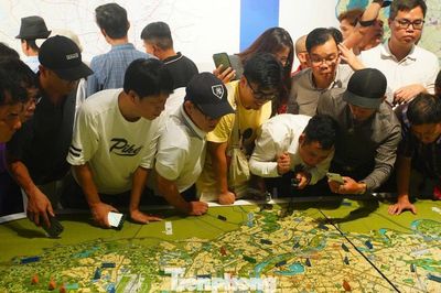 Hàng nghìn người chen chân xem triển lãm Quy hoạch tổng thể Thủ đô tầm nhìn 100 năm