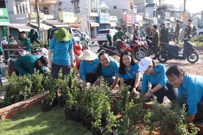 TPHCM làm đẹp môi trường, chăm lo nhân dân mừng 50 năm thành phố mang tên Bác