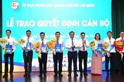 TP.HCM trao nhiều quyết định điều động, bổ nhiệm cán bộ chủ chốt