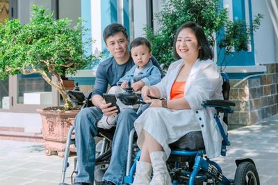 Phận đời gắn với xe lăn không ngăn được khao khát làm cha làm mẹ