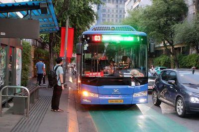 Người dân bất ngờ trước mảng sơn xanh tại các trạm xe buýt trung tâm TPHCM