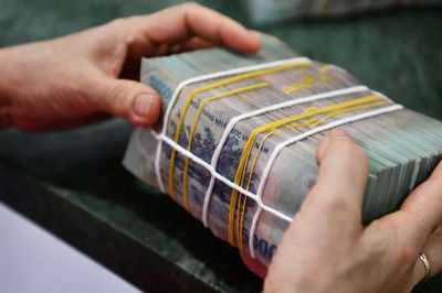 Bị cắt giảm vị trí vì tái cơ cấu, trưởng bộ phận lương 45 triệu đồng/tháng phản đối
