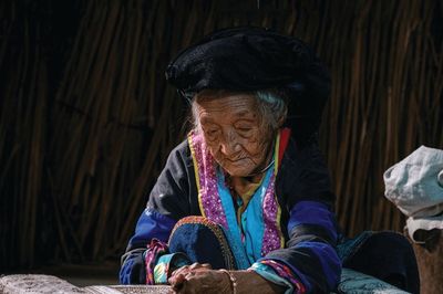 Nghệ nhân 97 tuổi vẽ sáp ong điêu luyện trên vùng cao nguyên đá