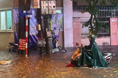 Bố đăng bài khoe con đỗ trường chuyên, con trai hỏi một câu khiến mẹ lặng người
