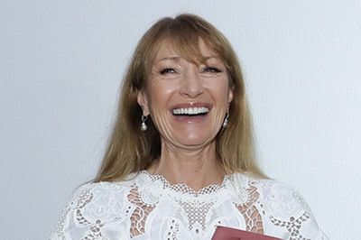 Minh tinh Jane Seymour tuổi 75 trẻ đẹp, xúc động giao lưu với khán giả Việt