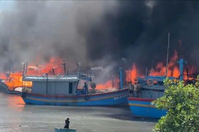 10 tàu cá cháy ngùn ngụt, khói đen bốc cao hàng trăm mét