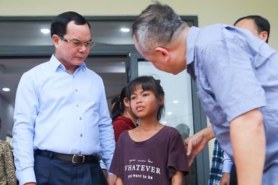 Bộ trưởng Nguyễn Đình Khang thăm, tặng quà đồng bào dân tộc thiểu số ở Khánh Hòa