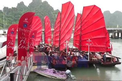 Trải nghiệm đi thuyền buồm ba vách trên vịnh Hạ Long