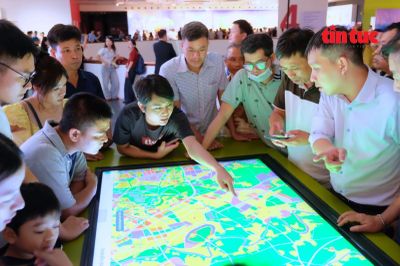 4.000 lượt khách tham quan triển lãm Quy hoạch Thủ đô Hà Nội tầm nhìn 100 năm ngày đầu mở cửa