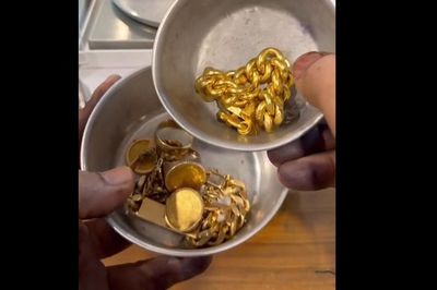 Mang vàng mua 15 năm trước đi kiểm tra, người phụ nữ sốc nặng khi biết giá trị