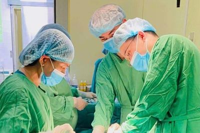 Đau bụng dưới kéo dài, bé gái 14 tuổi phát hiện u buồng trứng 12cm