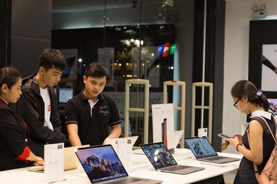 'Choáng' vì giá laptop, smartphone tiếp tục tăng phi mã