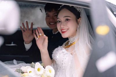 Hồ Văn Cường công khai ngọt ngào bên vợ xinh đẹp