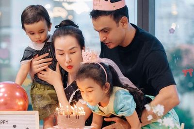 Võ Hạ Trâm và chồng Ấn Độ trùng ngày sinh nhật, mở tiệc cùng 2 con