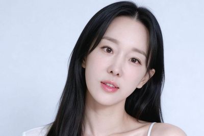 Lee Ji Hye trẻ trung khó tin, tự tin khoe eo thon khi đi xem nhạc kịch