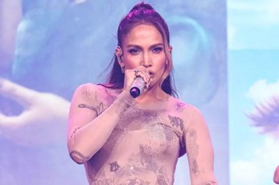 Jennifer Lopez chiếm spotlight với bodysuit graffiti
