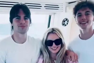 Hai con trai Britney Spears gây chú ý khi lần đầu sải bước trên sàn diễn Paris Fashion Week