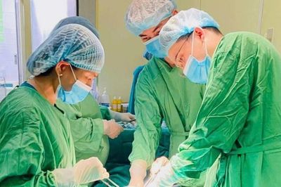 Đau bụng tưởng rối loạn tiêu hóa, bé gái 14 tuổi phát hiện u buồng trứng xoắn 12cm