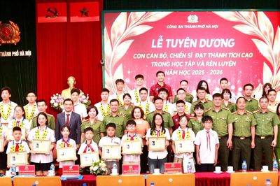 Công an Hà Nội tuyên dương con cán bộ, chiến sĩ và con đỡ đầu