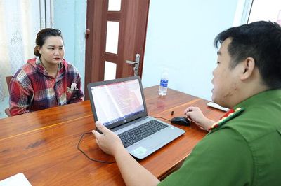 Khởi tố 7 đối tượng trong vụ lừa bán 'đồng đen' giả