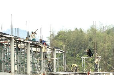Giá nhân công tăng cao tạo áp lực cho các công trình đầu tư công