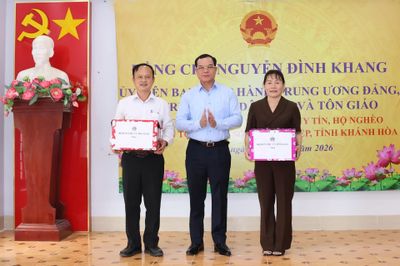 Bộ trưởng Bộ Dân tộc và Tôn giáo Nguyễn Đình Khang thăm, tặng quà tại xã Cam Hiệp