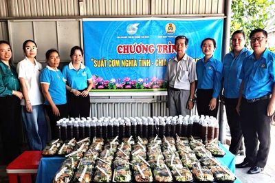 Trao 150 suất cơm, nước uống đến các hộ đồng bào dân tộc thiểu số ở phường Cam Ranh