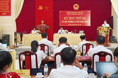 Nhiều địa phương tổ chức kỳ họp HĐND giữa năm, thông qua hàng loạt nghị quyết quan trọng về phát triển kinh tế - xã hội và sắp xếp thôn