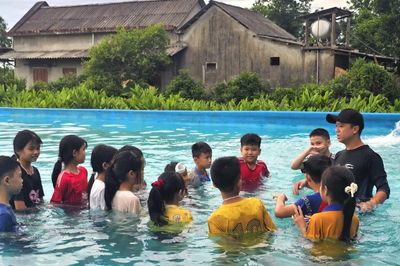 Thầy giáo dạy bơi của trẻ em vùng Cùa