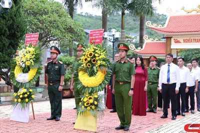 Dâng hoa, dâng hương tưởng niệm các Anh hùng liệt sĩ tại Nghĩa trang liệt sĩ phường Mộc Châu