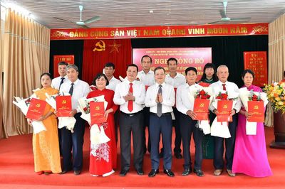 Đồng chí Phó Bí thư Tỉnh ủy, Chủ tịch HĐND tỉnh Nguyễn Văn Sơn dự Hội nghị công bố các quyết định sắp xếp, tổ chức lại tổ dân phố tại phường Nông Tiến