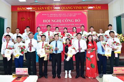 Phó Bí thư Tỉnh ủy, Chủ tịch Ủy ban MTTQ Việt Nam tỉnh Ma Thế Hồng dự công bố sắp xếp, tổ chức lại tổ dân phố, thôn tại phường Bình Thuận và xã Nhữ Khê