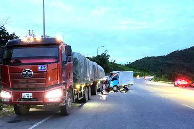 Tai nạn giao thông 29/6: Xe tải tông xe đầu kéo đang dừng đỗ, một người tử vong