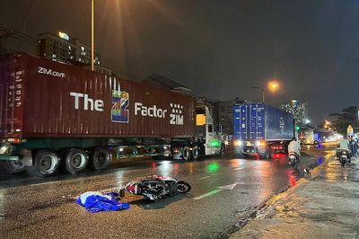 Ngã xuống đường sau va chạm xe máy, người phụ nữ bị xe container cán tử vong