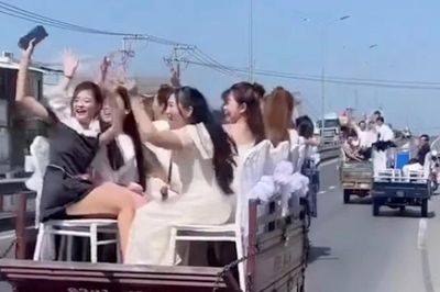 Xử phạt, tịch thu 3 xe ba bánh chở người đưa dâu