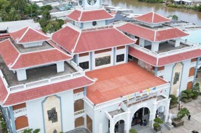 Xe dừng lưu thông qua Thánh đường Tắc Sậy trong ngày lễ tuyên phong Chân phước