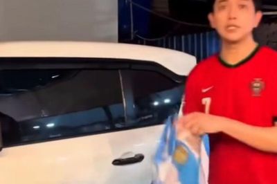 Tim gây tranh cãi vì dùng áo tuyển Argentina lau xe, sau đó xóa clip