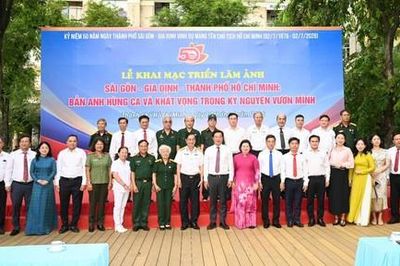 Khai mạc triển lãm ảnh tái hiện hành trình 50 năm Thành phố mang tên Bác