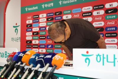 Ông Park Hang Seo cúi đầu xin lỗi, thừa nhận bóng đá Hàn Quốc sa sút