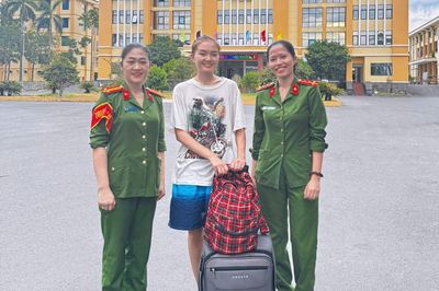 Công an giúp nữ du khách Kazakhstan tìm lại nhiều tài sản, giấy tờ quan trọng