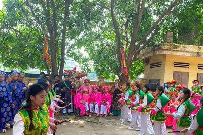 Sôi nổi Lễ hội tại ngôi đình cổ bên bờ sông Hồng