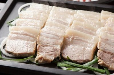 Luộc thịt đừng chỉ cho vào nồi nước rồi đun: Làm đúng 5 bước này, thịt trắng đẹp, mềm ngọt, ăn đến đâu thích đến đó
