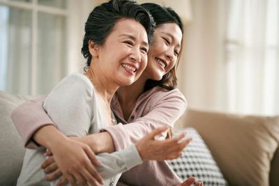 Con dâu chuyển khoản biếu tiền, người khôn ngoan hiếm khi chỉ đáp 'cảm ơn': 3 cách đáp lại giúp tình cảm thêm gắn bó