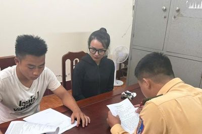 Tịch thu phương tiện của thiếu niên dùng chân điều khiển xe mô tô trên đường