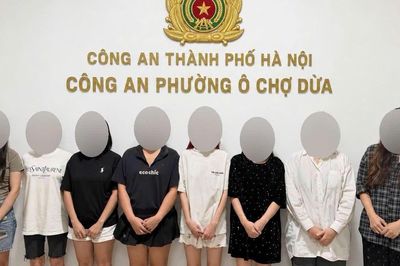 Bắt 8 thiếu nữ đang 'chơi phỏm'