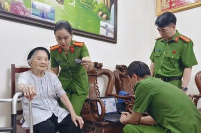 Công an Hà Nội đến tận nhà lấy mẫu ADN cho mẹ liệt sĩ 100 tuổi